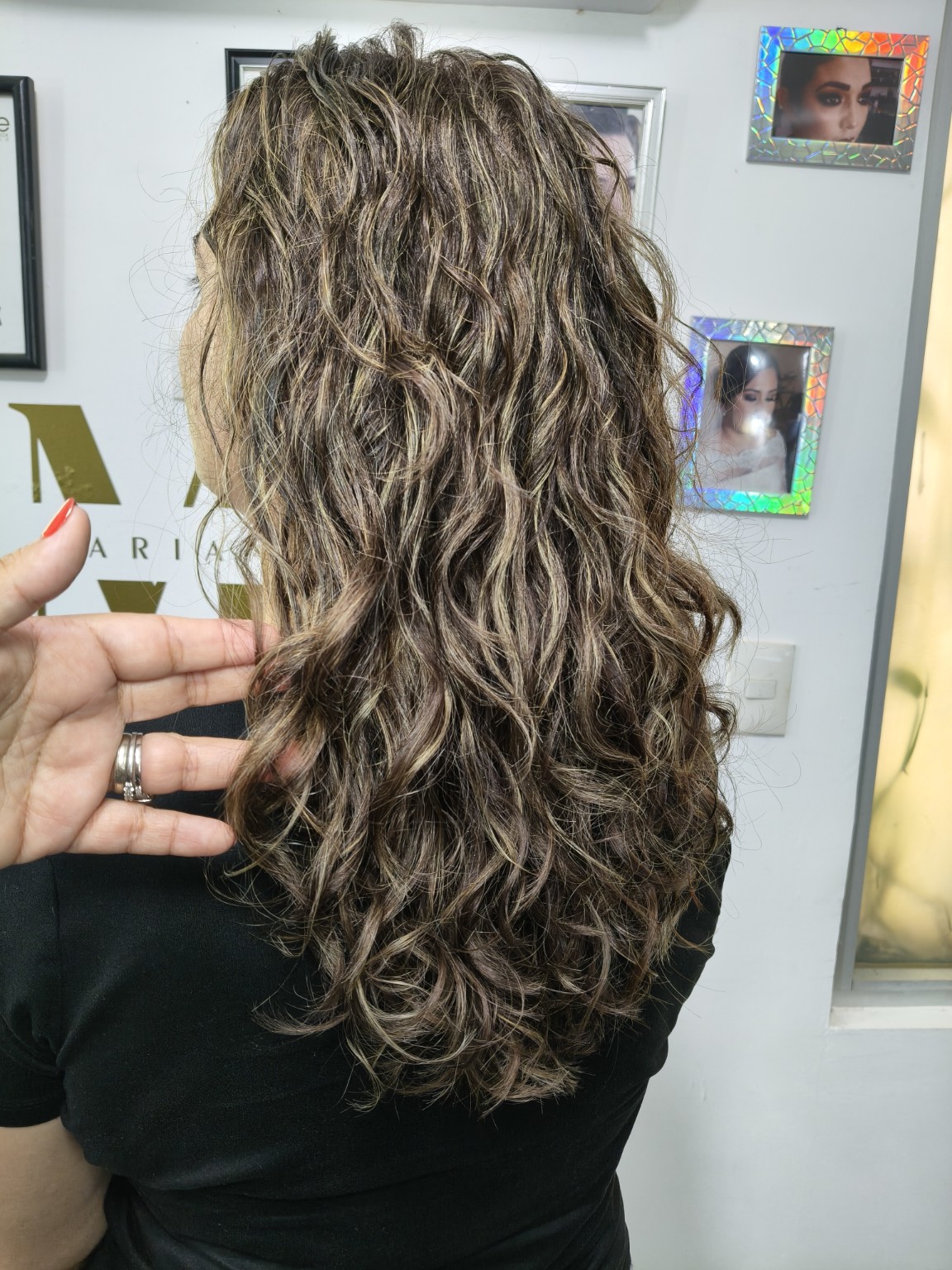 Definición y cuidado de cabello rizado en el estudio